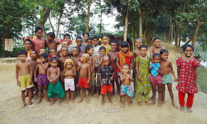 অসহায় শিশুদের শিক্ষার জন্য সহায়তা করুন